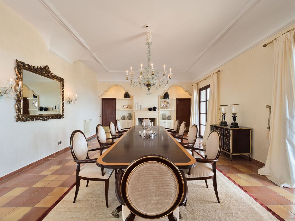 Amplia mesa de comedor 