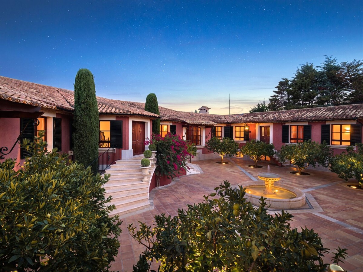 Tiene jardines y da acceso a toda la casa