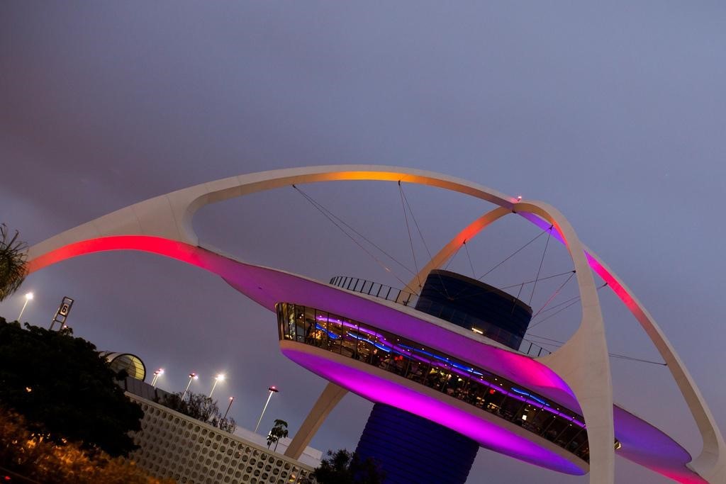 Es un edificio del aeropuerto de la ciudad