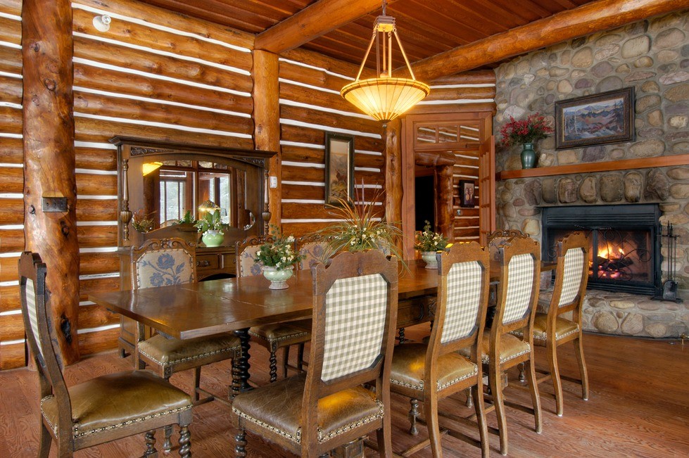 La decoración es rústica