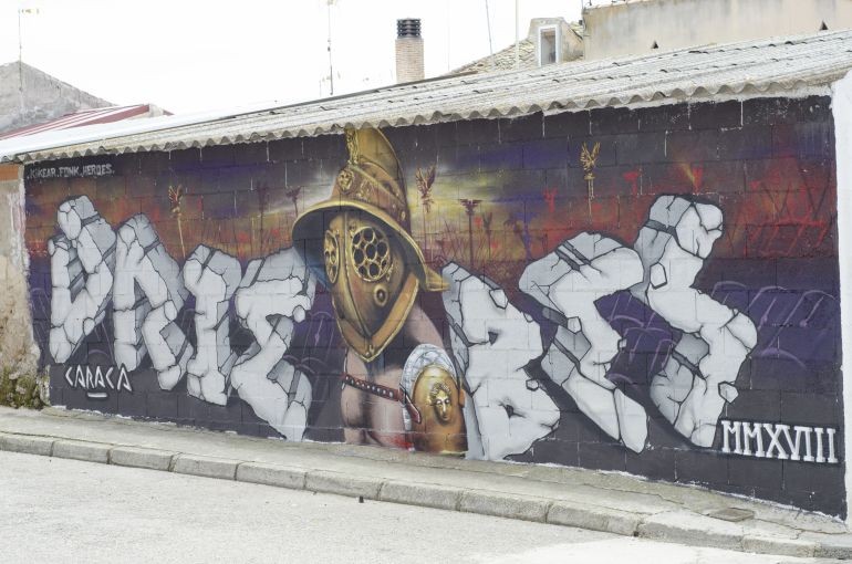 Cómo salvar un pueblo pintando las paredes con grafitis pagados por el alcalde