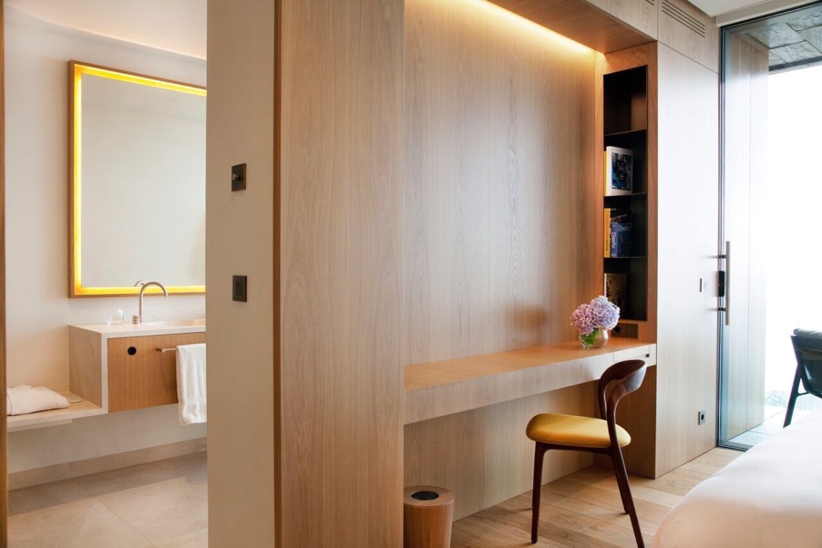 La decoración es minimalista