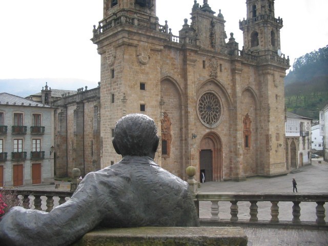 Estátua do autor Álvaro Cunqueiro em Mondoñedo / Wikimedia commons