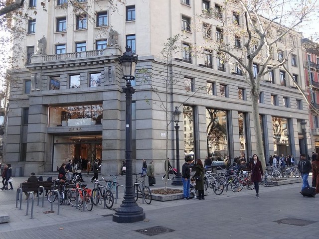 Lidl ocuparà quatre plantes a l'edifici número 5 de Plaça Catalunya / Wikimedia commons 