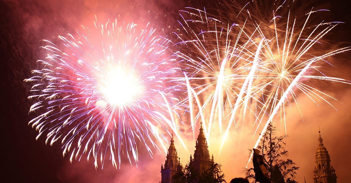 Feu d'artifice sur la cathédrale dans les fêtes de saint Jacques à Saint-Jacques-de-Compostelle / Wikimedia