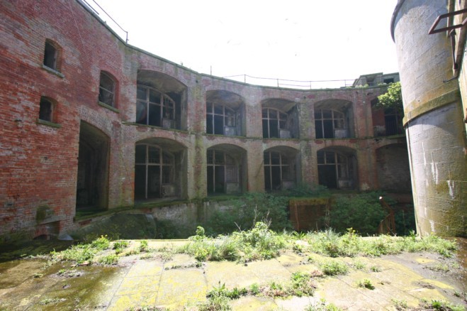 La vegetación ocupa gran parte de la fortificación