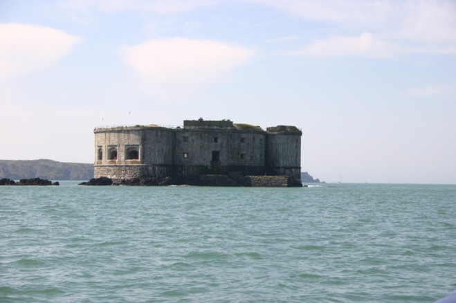 Vista desde el mar de la isla y fortificación
