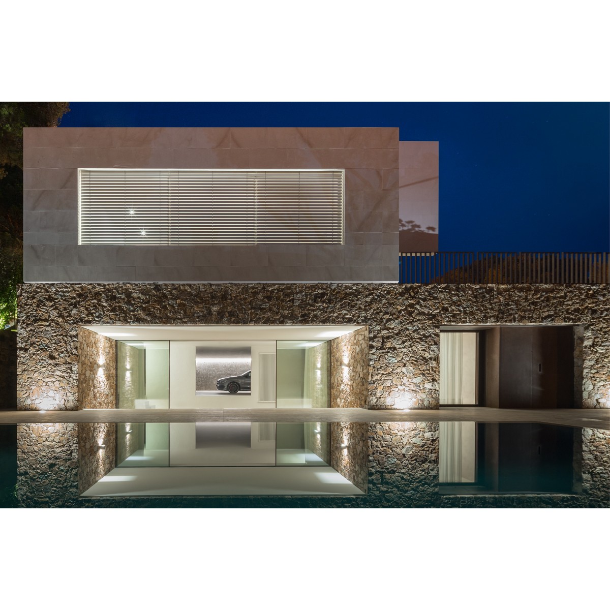 Vista nocturna de la piscina