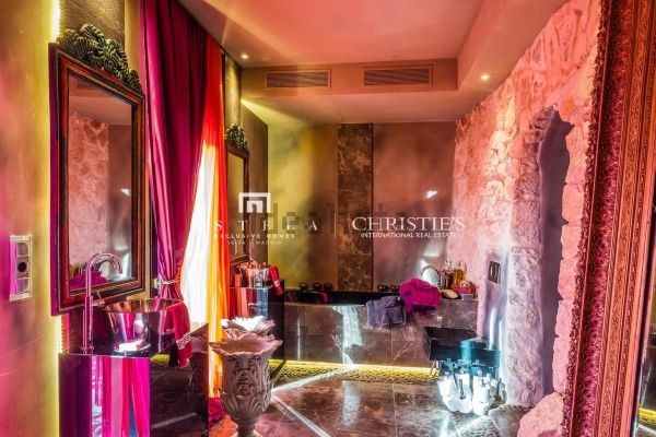 Los tonos rosáceos son una piedra angular de la decoración de la villa