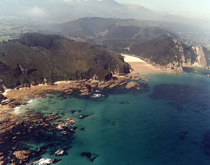 Playa El Oso, Ribadedeva, Asturias / Fuente: mapama.gob.es
