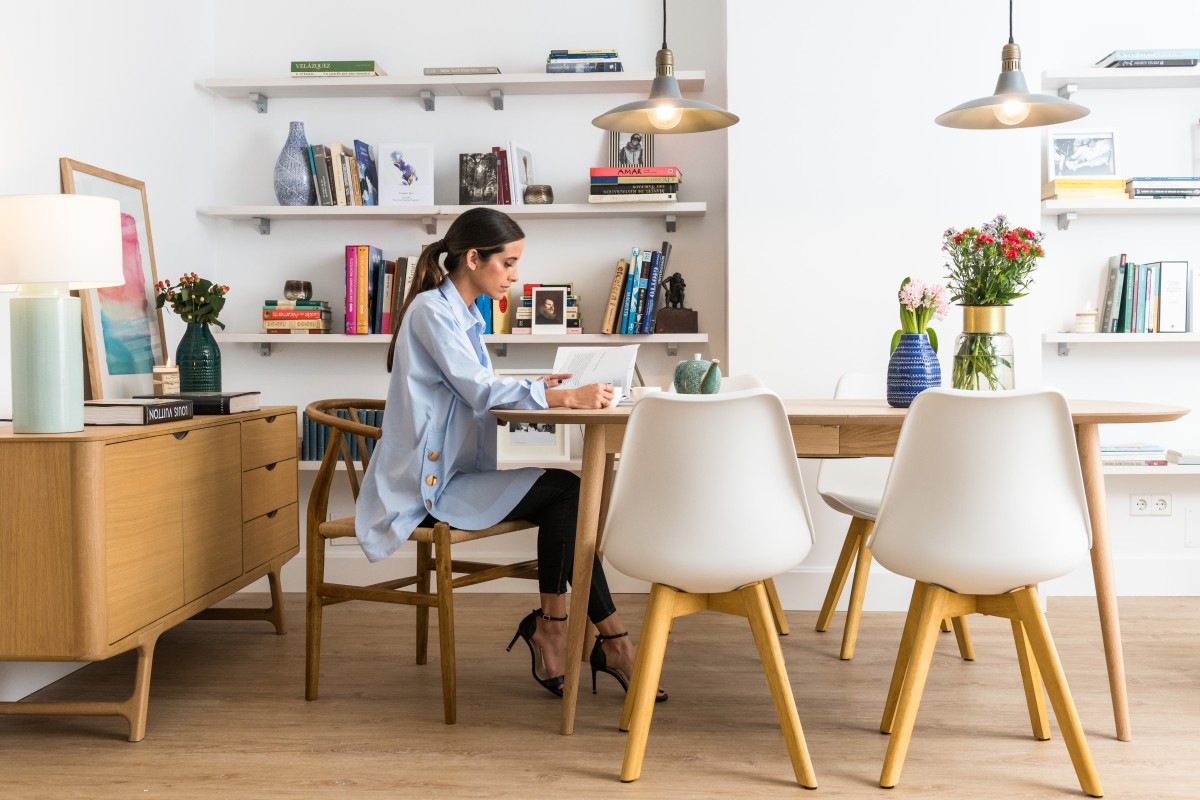 María Fernández Rubíes sentada en la mesa comedor