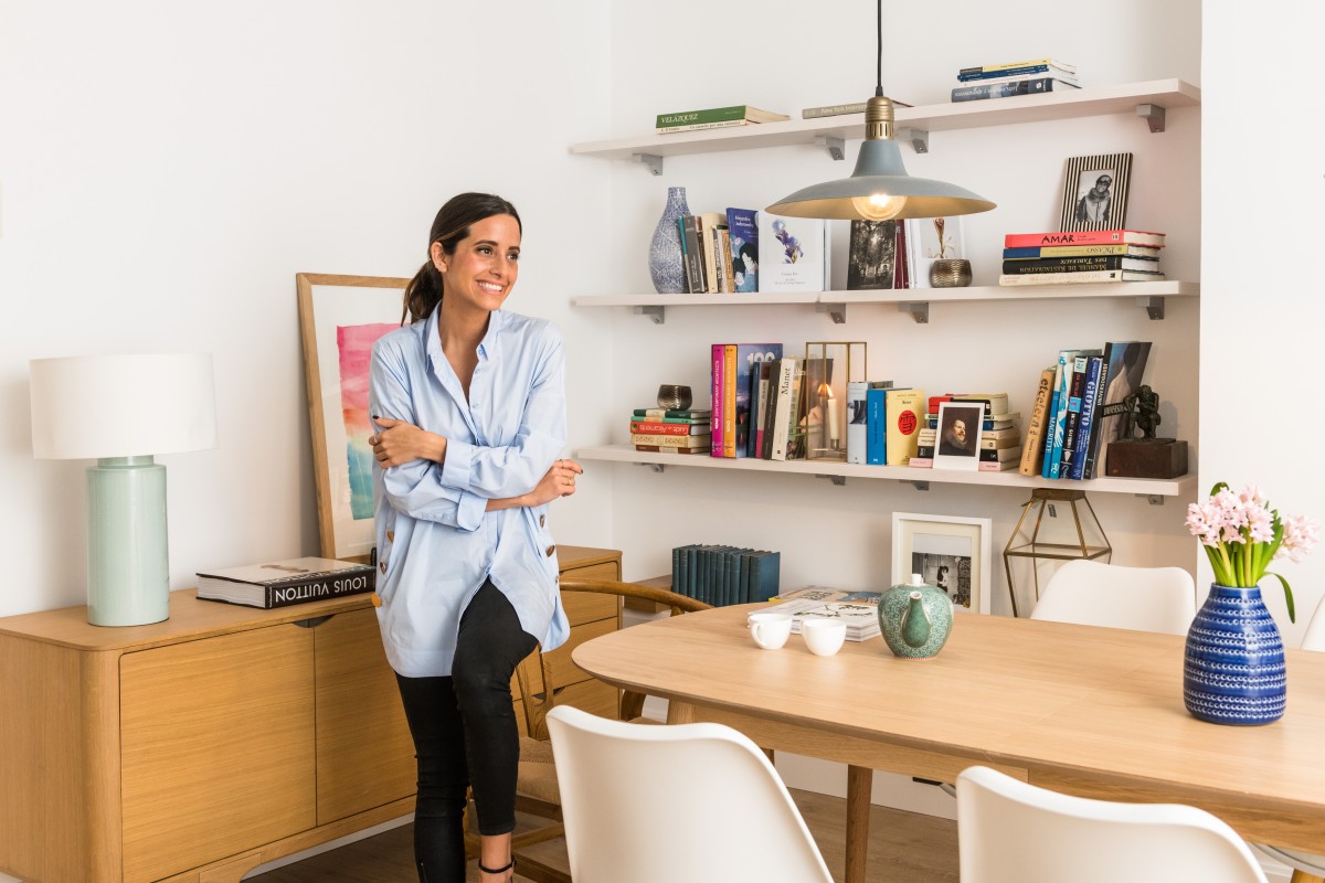 En los extremos de la mesa está la silla Wishbone, icono del diseño nórdico