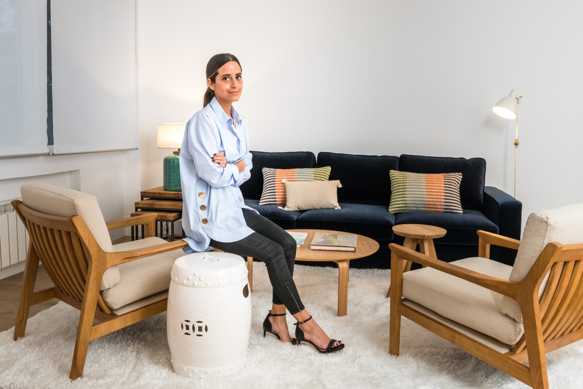 Vista del sofá de terciopelo color azul petróleo