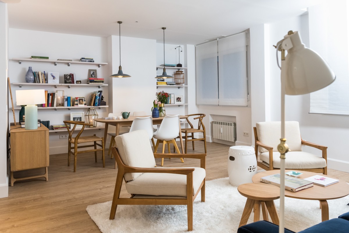 Se ve una lámpara de pie de estilo industrial y otra de sobremesa en azul