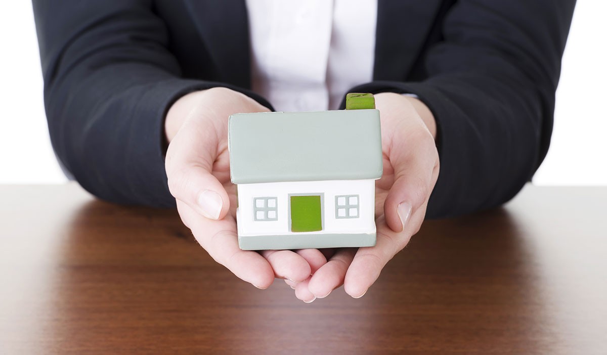 Donar o vender una casa a un familiar si eres deudor de Hacienda, una operación de riesgo