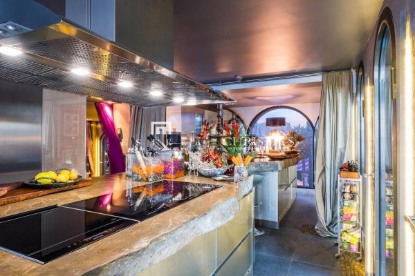 Hasta la vitrocerámica está sobre piedra