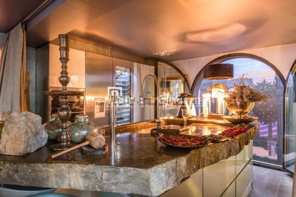 Los acabos en piedra le otorgan un toque rústico pero exclusivo