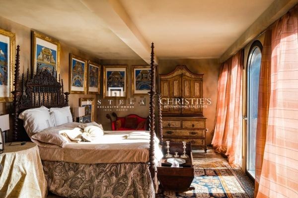 La villa cuenta con una parcela de 21.000 m2