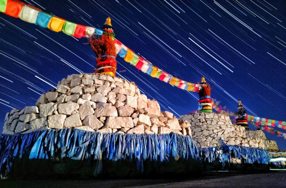estrellas_sobre_un_ovoo_mongol._qiqige_zhao