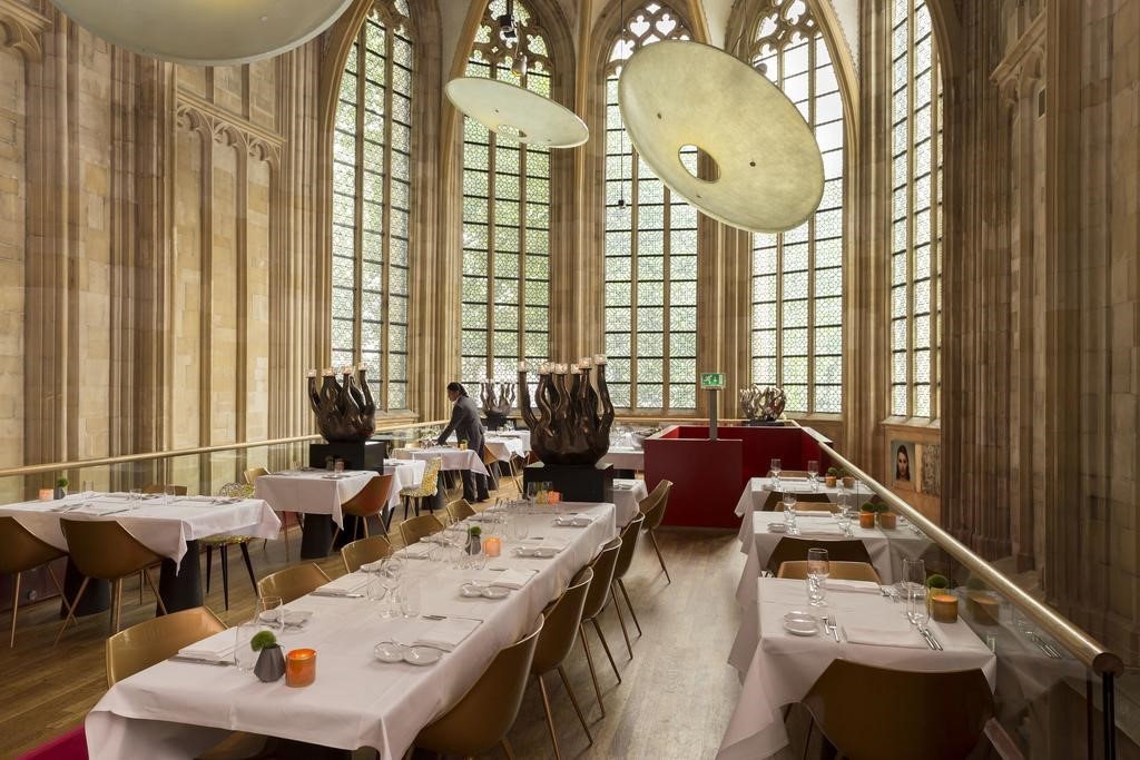 Esconde una iglesia gótica