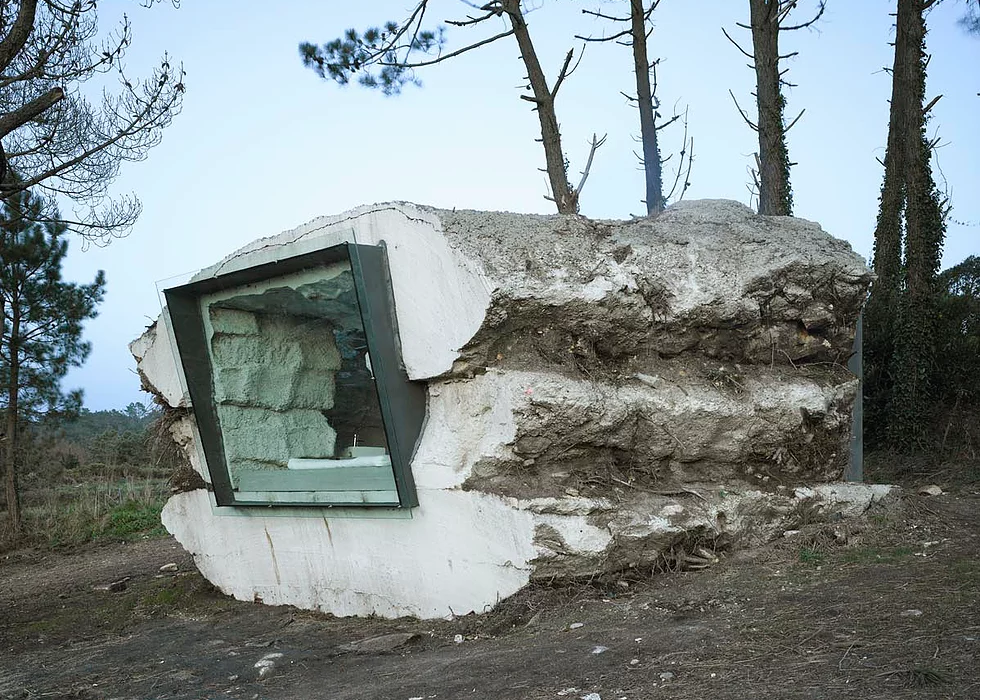 Hecha con cemento, tierra y paja