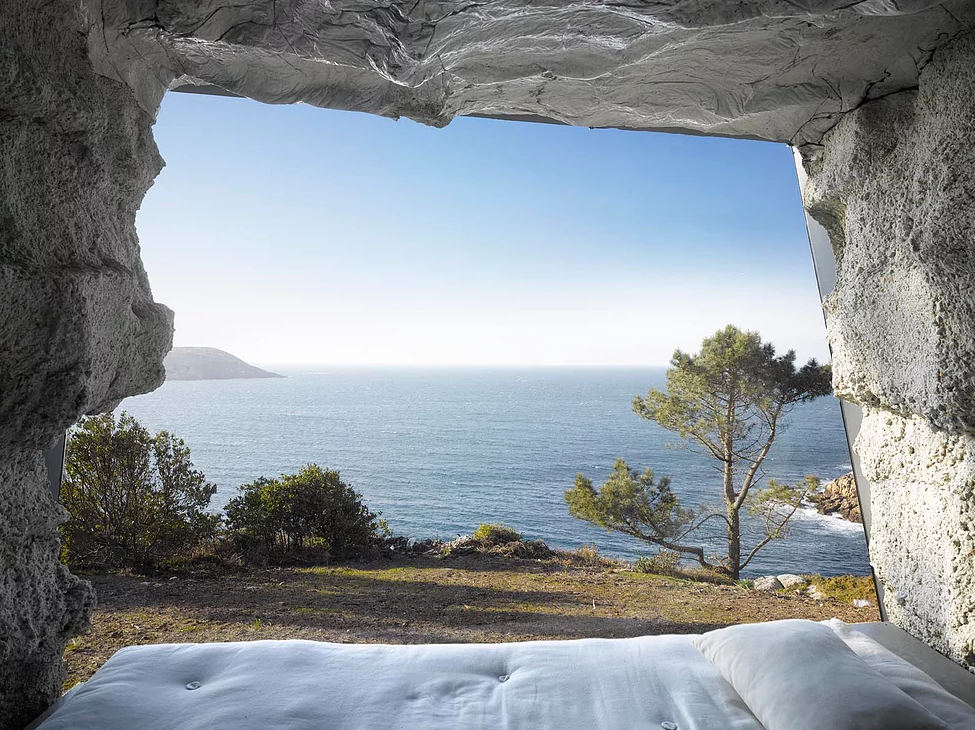 La minicasa se camufla con el entorno