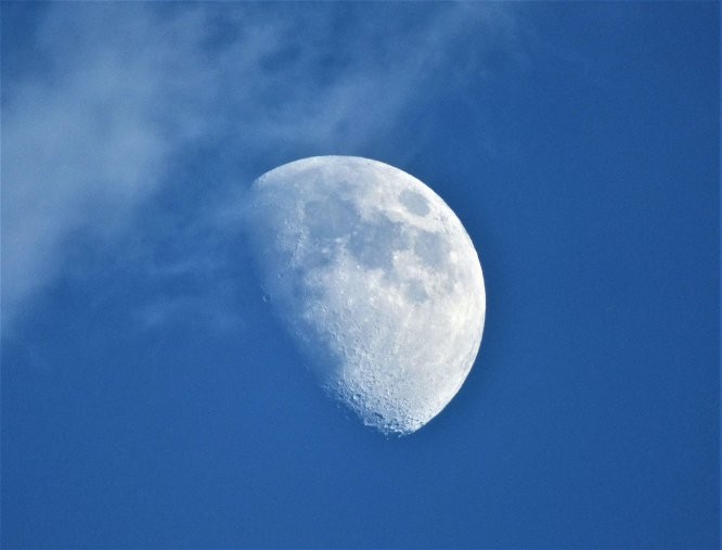 luna_a_la_luz_del_dia._helen_schofield