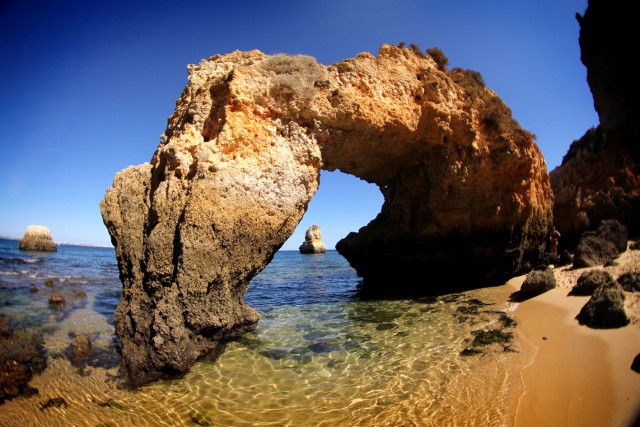 Rock formations on the Camilo beach, Portugal / flickr.com/photos/ibailemon/