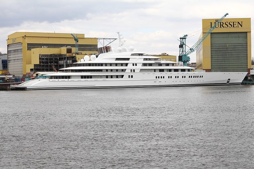 Es el mega yate privado más grande del mundo (180 metros). Su precio es de 535 millones de euros