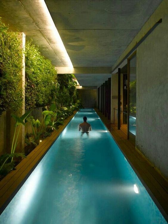 En vez de andar se nada por los pasillos de casa