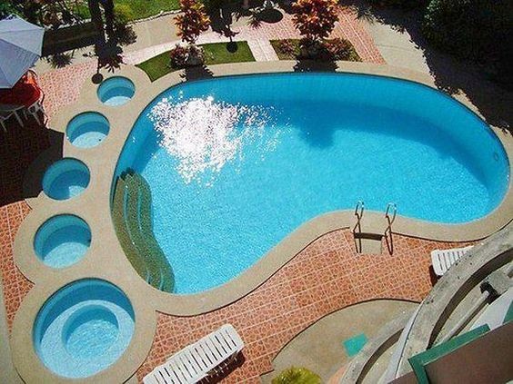 Piscina con forma de pie