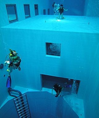 Buceando en la piscina