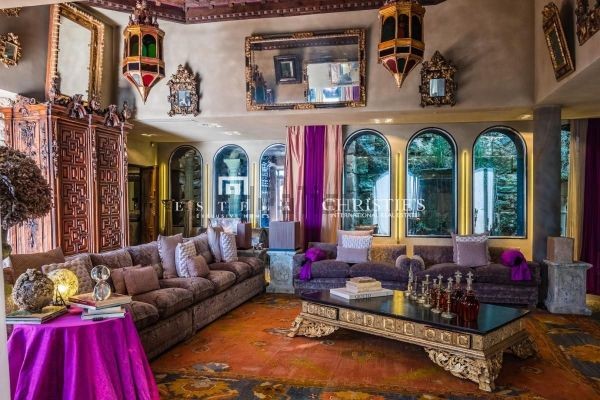 Los tonos morados también son un elemento que resalta sobre el resto