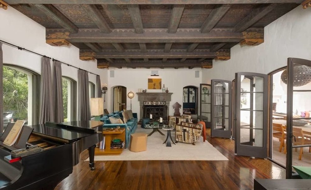 Destacan los tonos ocres y el mobiliario de madera