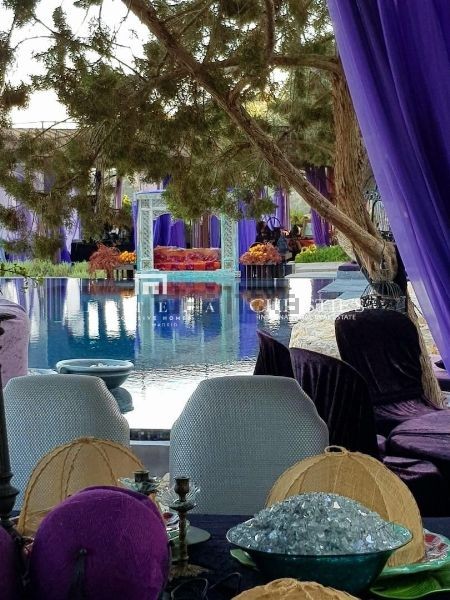 A través de las cortinas se puede ver la piscina