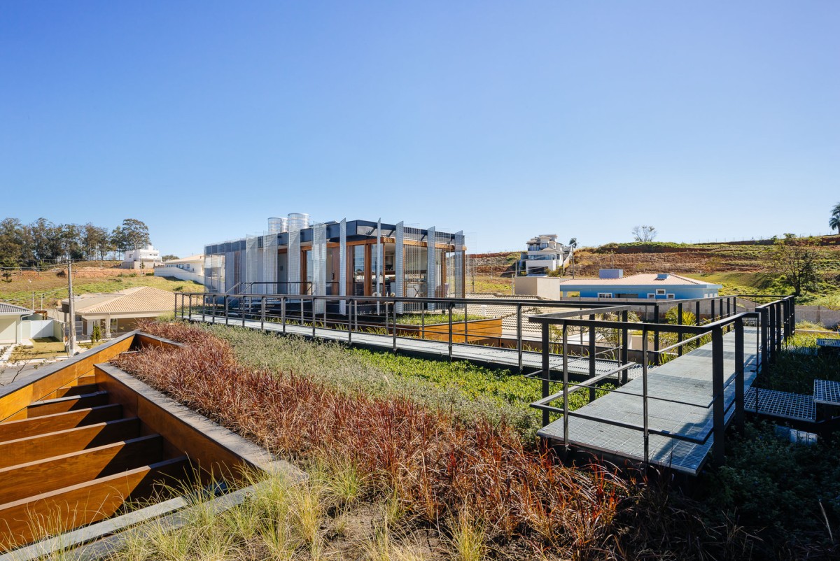 En el nivel superior, hay dos dormitorios para huéspedes y otra residencia con aproximadamente 90 m2