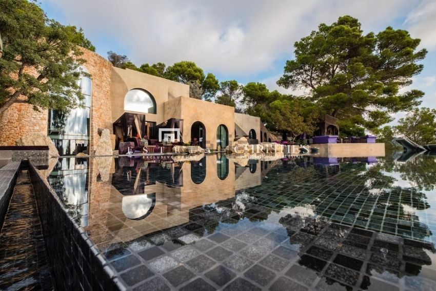 Esta villa te descubrirá los secretos mejor guardados de Ibiza; lunas, reflejos, aguas turquesas y paz, mucha