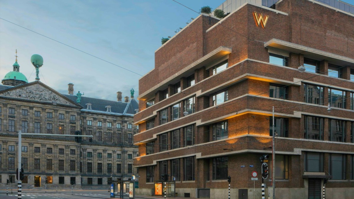 Sus salas tienen adornos de bronce