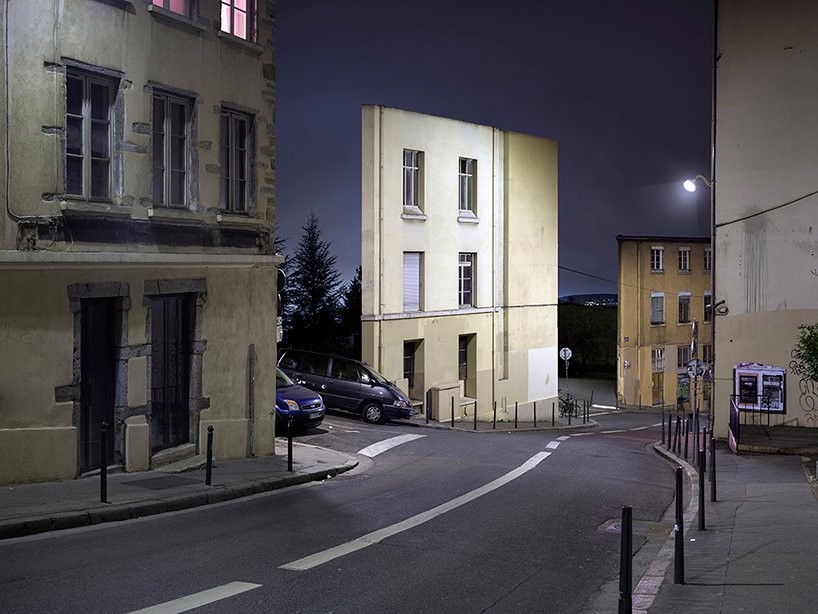 Calles, coches y solo fachada