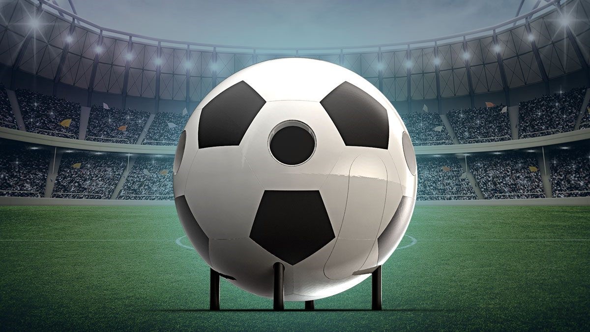 Una casa 'low-cost' que parece un balón de fútbol para vivir en el patio de los padres