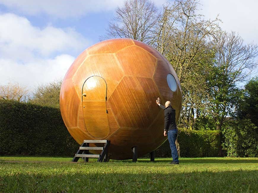 Una casa 'low-cost' que parece un balón de fútbol para vivir en el patio de los padres