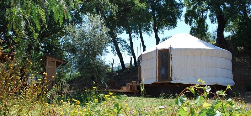 Una zona con pueblos blancos, ríos y cascadas