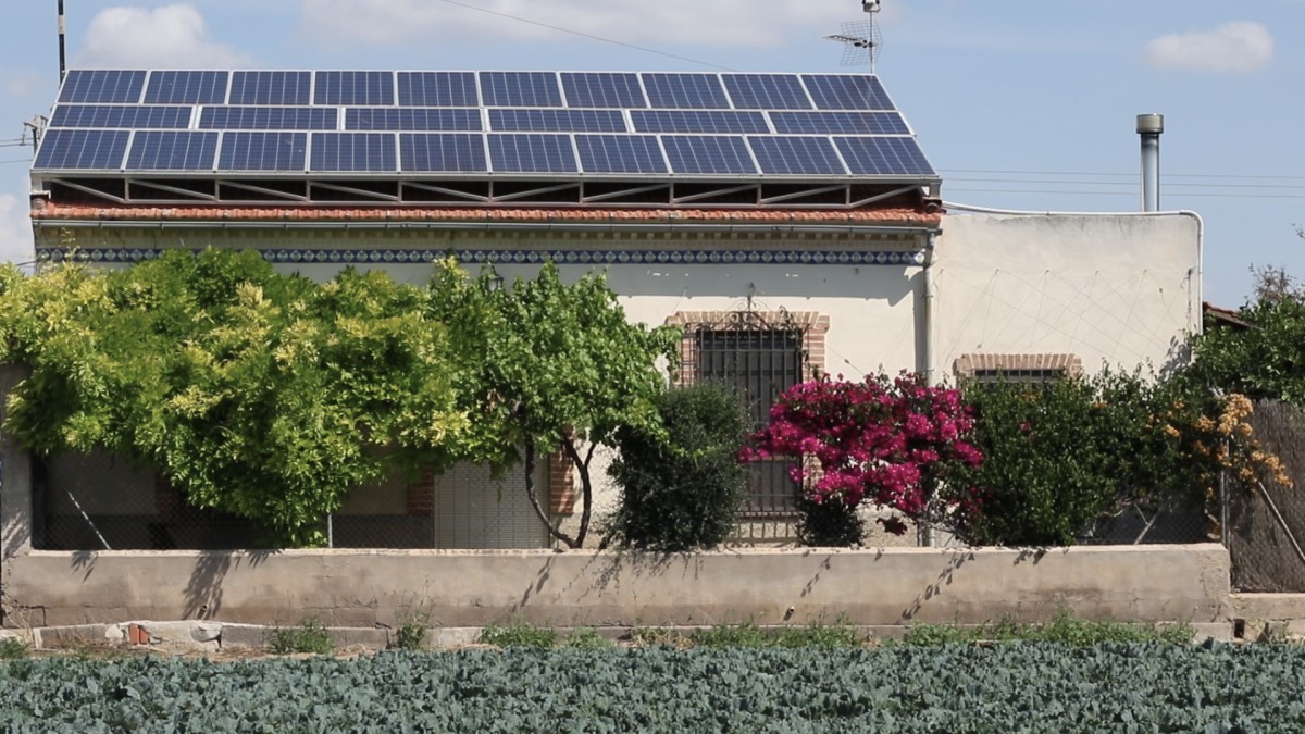 Casas que generan su propia energía: así se pueden desconectar de la red eléctrica