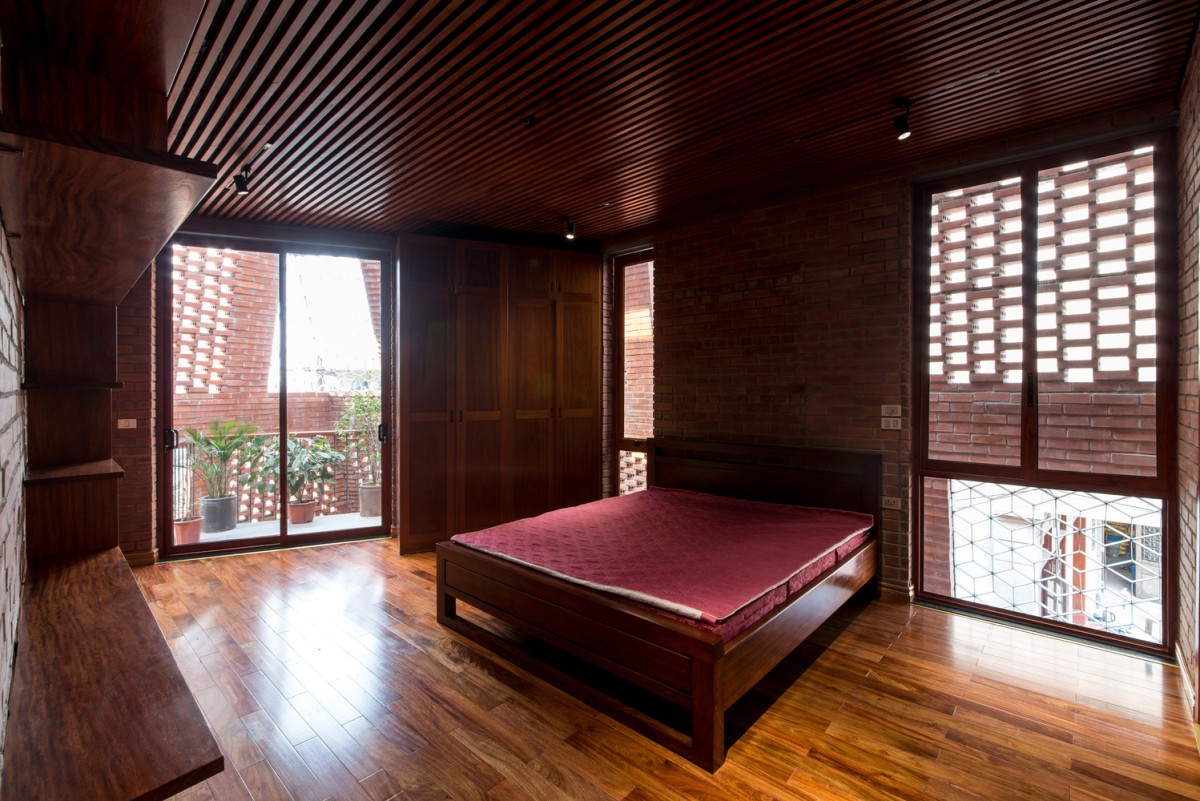 La casa posee muchas ventanas para que los tonos rojizos no absorban la luz