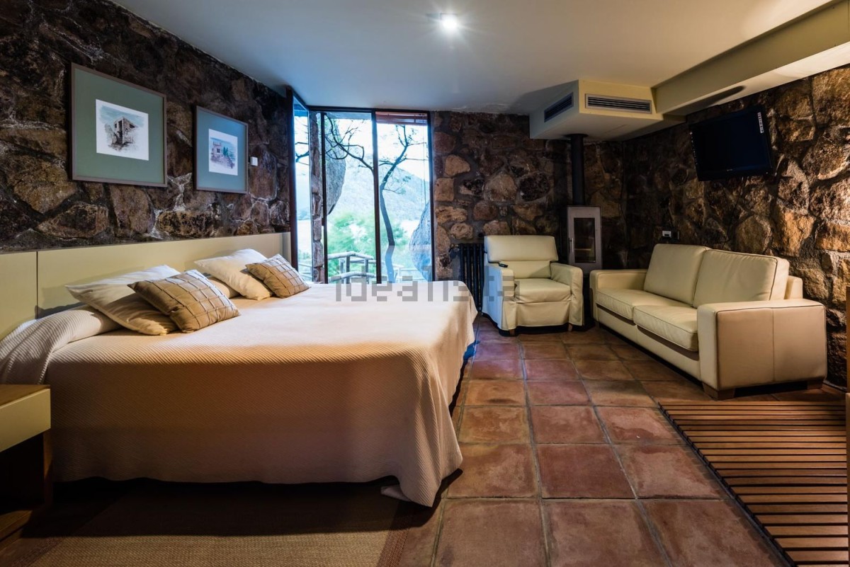 Posee cuatro suites con jacuzzi
