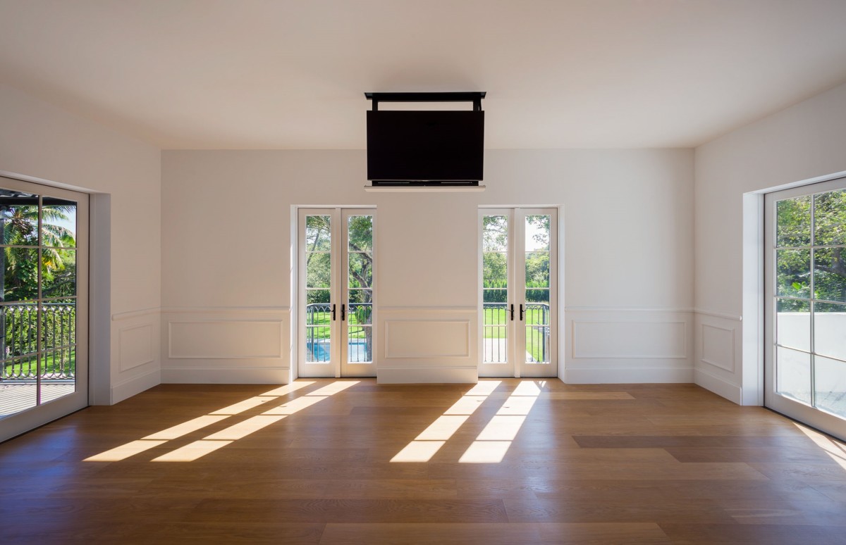 La tele está escondida en el techo