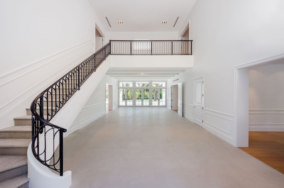 Amplia y con una larga escalera