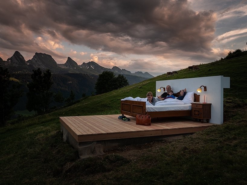 La suite consiste en una cama doble, una televisión y una caja fuerte