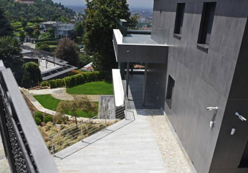 Cuenta con piscina y gimnasio