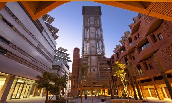 Tiene 45 metros de altura y recoge el aire caliente del suelo